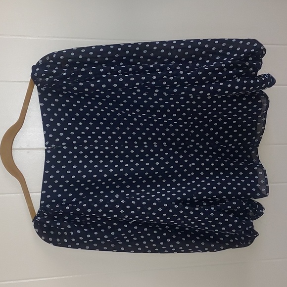 EXPRESS  Top M  NWT   Pattern on dark navy - Picture 2 of 8